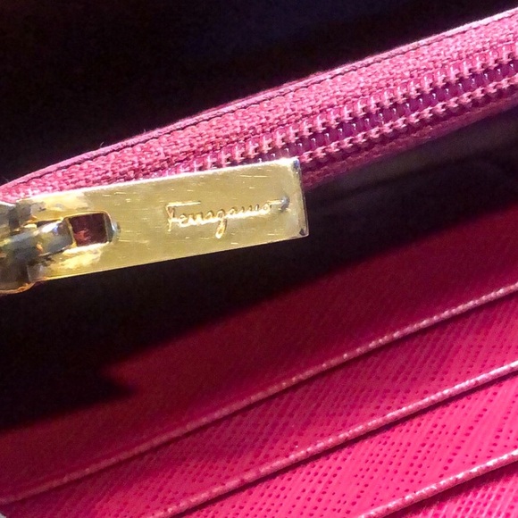 SALVATORE FERRAGAMO Gancini Fuchsia Leather Full Zip Continental Wallet WITH BOX - Picture 11 of 17